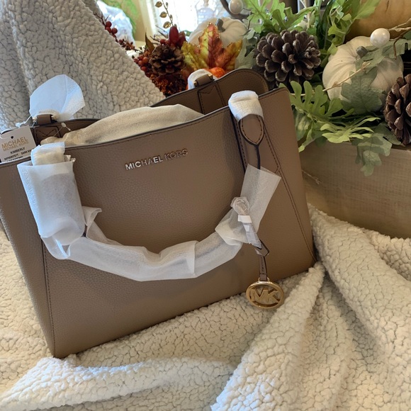 Mk authentic satchel - Picture 1 of 6